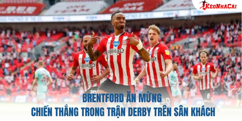 Brentford ăn mừng chiến thắng trong trận derby trên sân khách