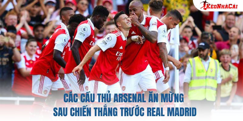 Các cầu thủ Arsenal ăn mừng sau chiến thắng trước Real Madrid