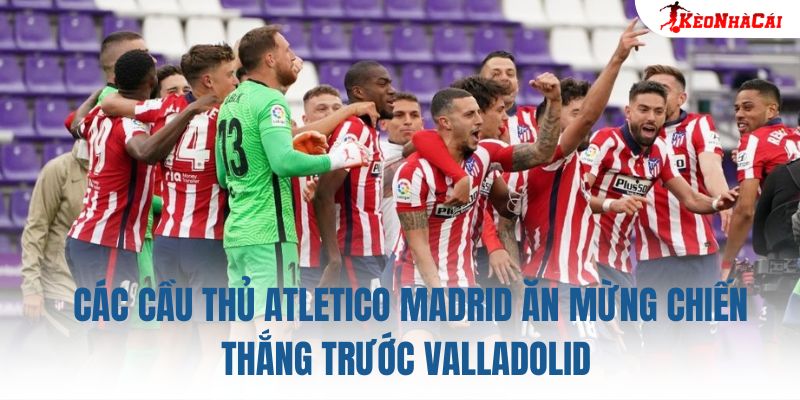 Các cầu thủ Atletico Madrid ăn mừng chiến thắng trước Valladolid