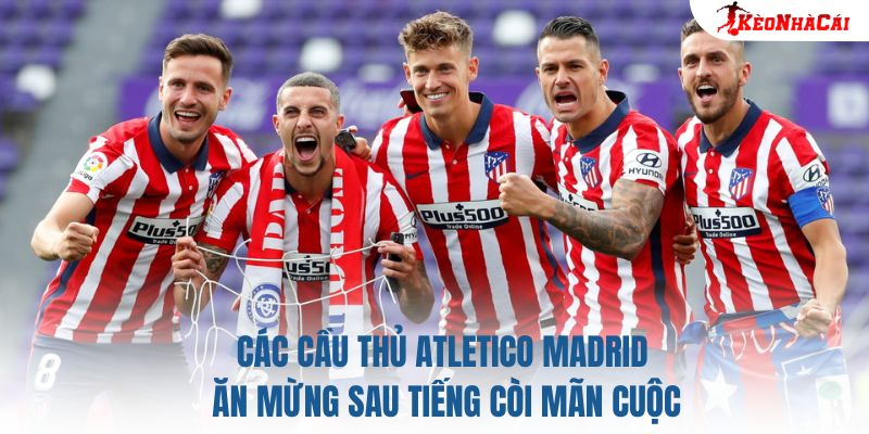 Các cầu thủ Atletico Madrid ăn mừng sau tiếng còi mãn cuộc