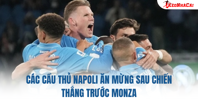 Các cầu thủ Napoli ăn mừng sau chiến thắng trước Monza