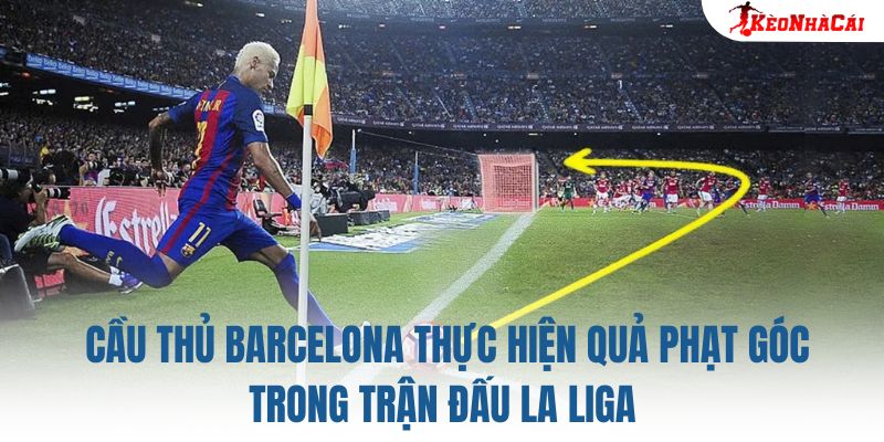 Cầu thủ Barcelona thực hiện quả phạt góc trong trận đấu La Liga