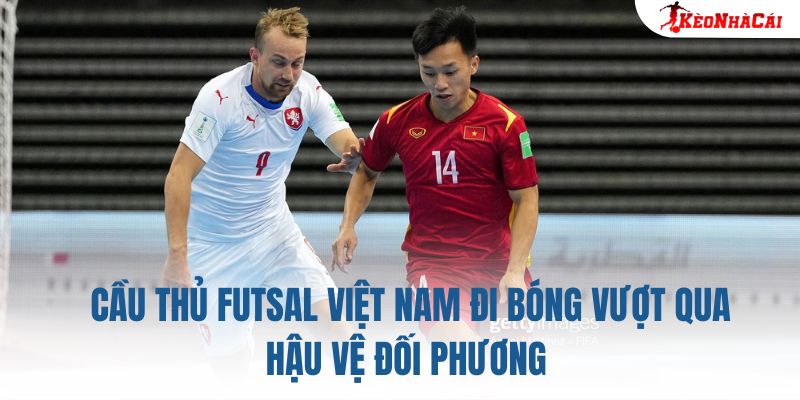 Cầu thủ futsal Việt Nam đi bóng vượt qua hậu vệ đối phương