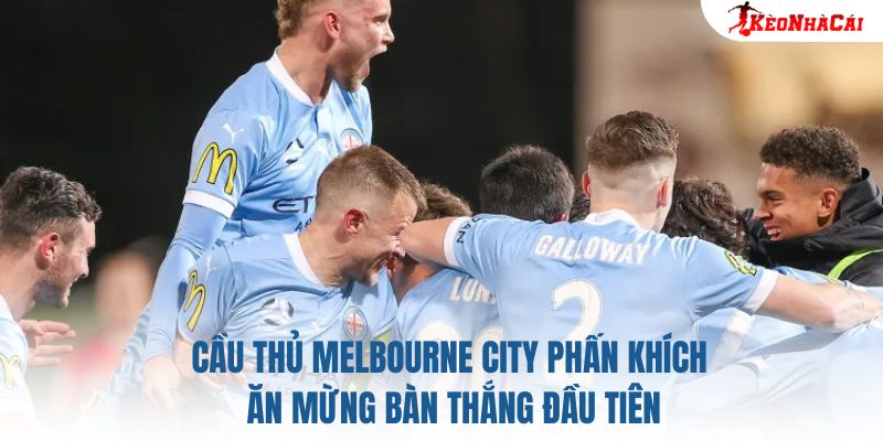 Cầu thủ Melbourne City phấn khích ăn mừng bàn thắng đầu tiên