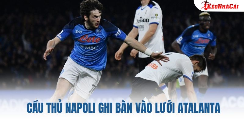 Cầu thủ Napoli ghi bàn vào lưới Atalanta