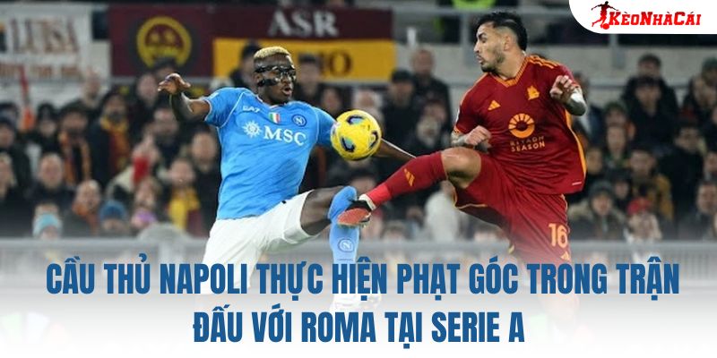 Cầu thủ Napoli thực hiện phạt góc trong trận đấu với Roma tại Serie A