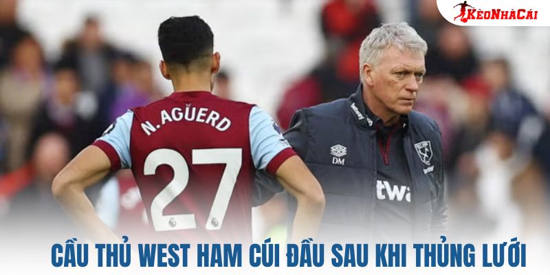 Cầu thủ West Ham cúi đầu sau khi thủng lưới