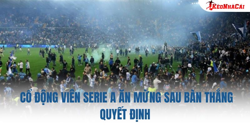 Cổ động viên Serie A ăn mừng sau bàn thắng quyết định