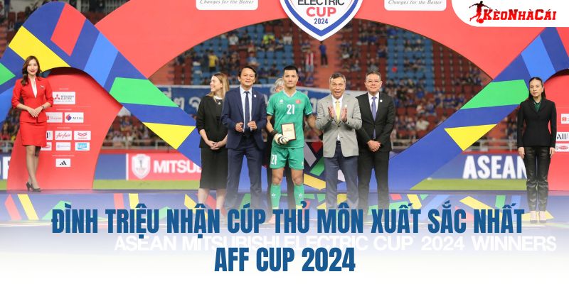 Đình Triệu nhận cúp thủ môn xuất sắc nhất AFF Cup 2024