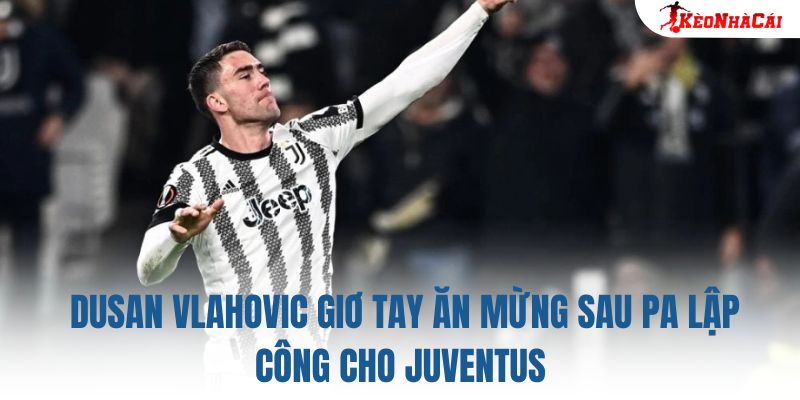 Dusan Vlahovic giơ tay ăn mừng sau pha lập công cho Juventus