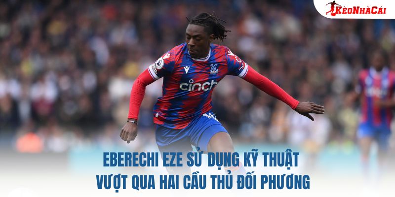Eberechi Eze sử dụng kỹ thuật vượt qua hai cầu thủ đối phương