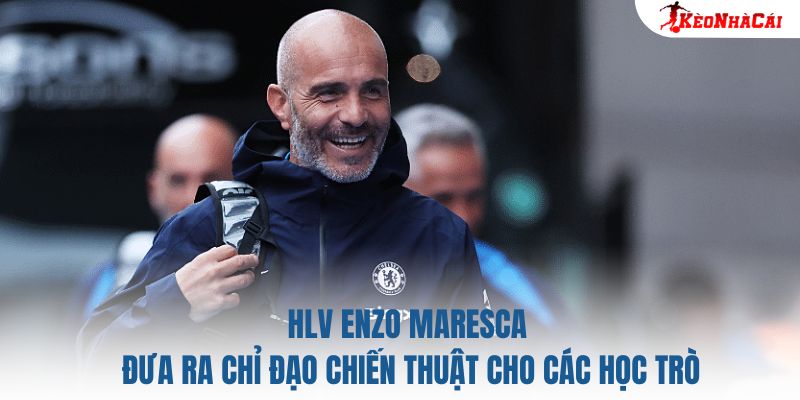 HLV Enzo Maresca đưa ra chỉ đạo chiến thuật cho các học trò