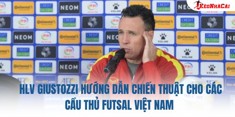 HLV Giustozzi hướng dẫn chiến thuật cho các cầu thủ futsal Việt Nam