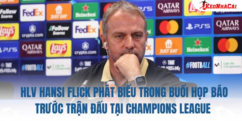 HLV Hansi Flick phát biểu trong buổi họp báo trước trận đấu tại Champions League