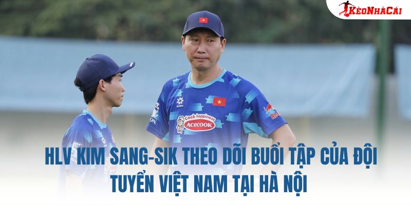 HLV Kim Sang-sik theo dõi buổi tập của đội tuyển Việt Nam tại Hà Nội