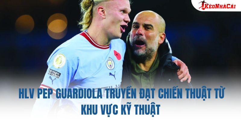 HLV Pep Guardiola truyền đạt chiến thuật từ khu vực kỹ thuật