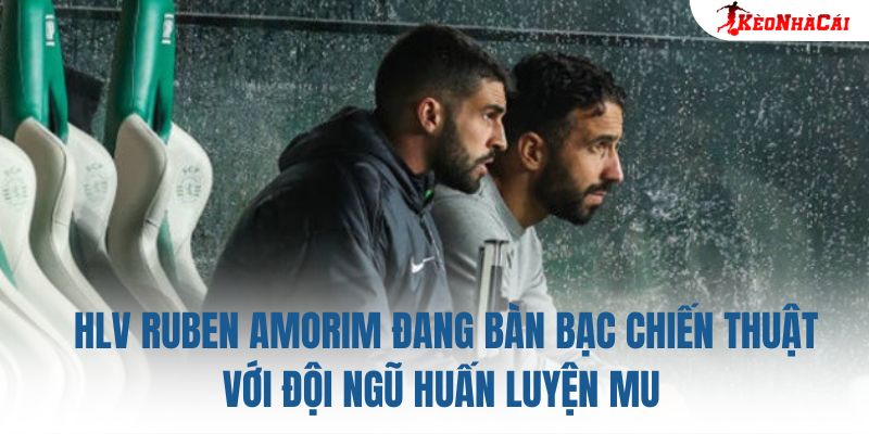 HLV Ruben Amorim đang bàn bạc chiến thuật với đội ngũ huấn luyện MU