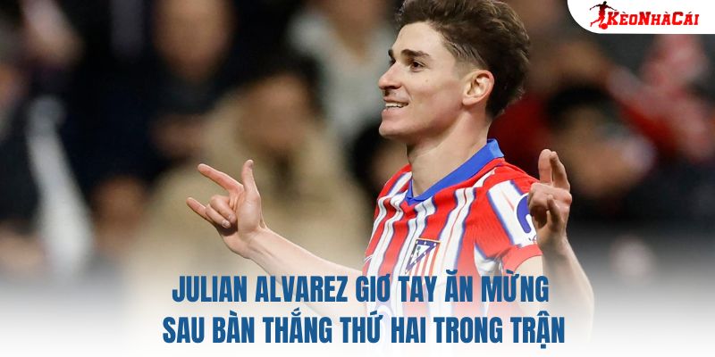 Julian Alvarez giơ tay ăn mừng sau bàn thắng thứ hai trong trận