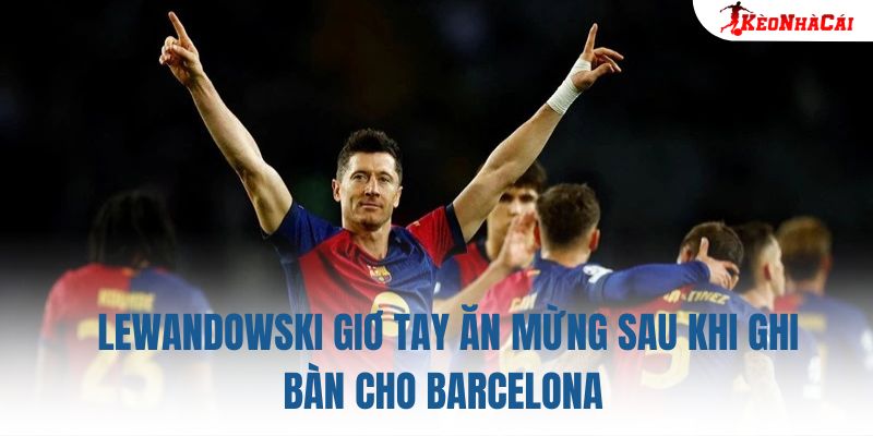 Lewandowski giơ tay ăn mừng sau khi ghi bàn cho Barcelona