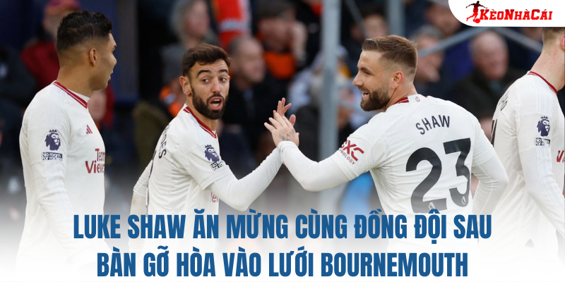 Luke Shaw ăn mừng cùng đồng đội sau bàn gỡ hòa vào lưới Bournemouth