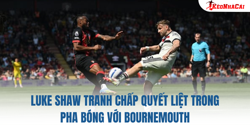 Luke Shaw tranh chấp quyết liệt trong pha bóng với Bournemouth