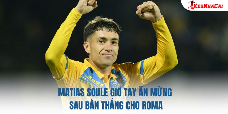 Matias Soule giơ tay ăn mừng sau bàn thắng cho Roma