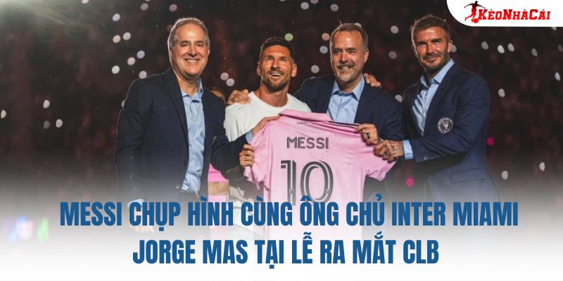 Messi chụp hình cùng ông chủ Inter Miami Jorge Mas tại lễ ra mắt CLB