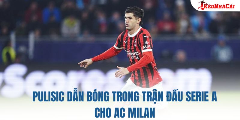 Pulisic dẫn bóng trong trận đấu Serie A cho AC Milan