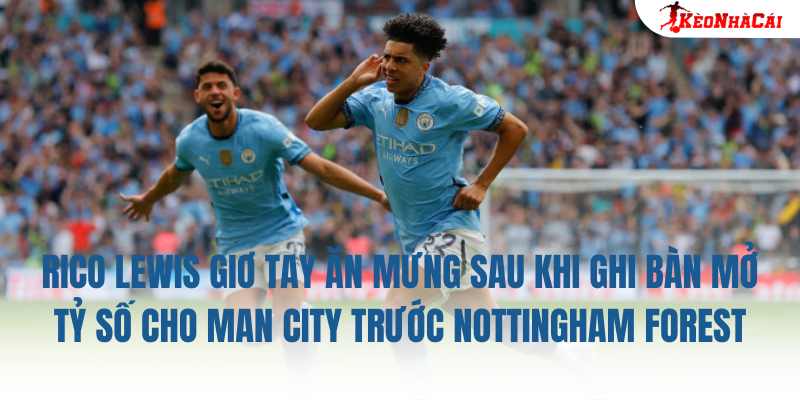 Rico Lewis giơ tay ăn mừng sau khi ghi bàn mở tỷ số cho Man City trước Nottingham Forest