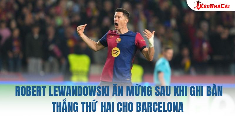 Robert Lewandowski ăn mừng sau khi ghi bàn thắng thứ hai cho Barcelona