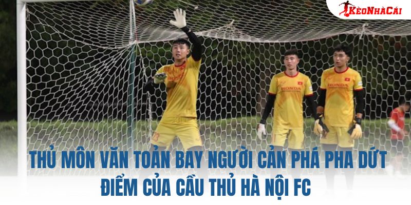 Thủ môn Văn Toản bay người cản phá pha dứt điểm của cầu thủ Hà Nội FC