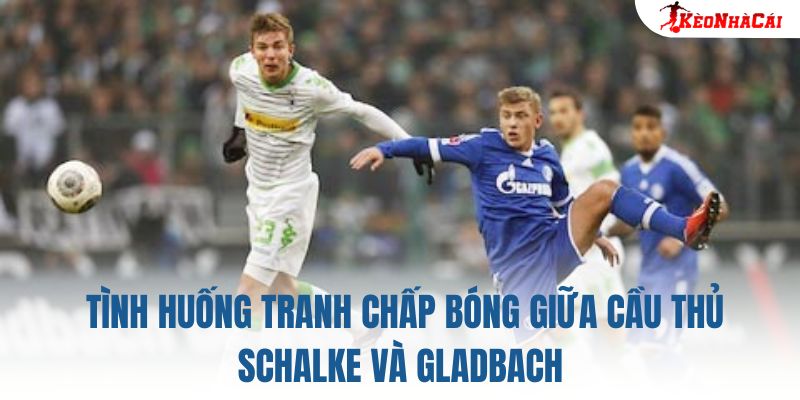 Tình huống tranh chấp bóng giữa cầu thủ Schalke và Gladbach
